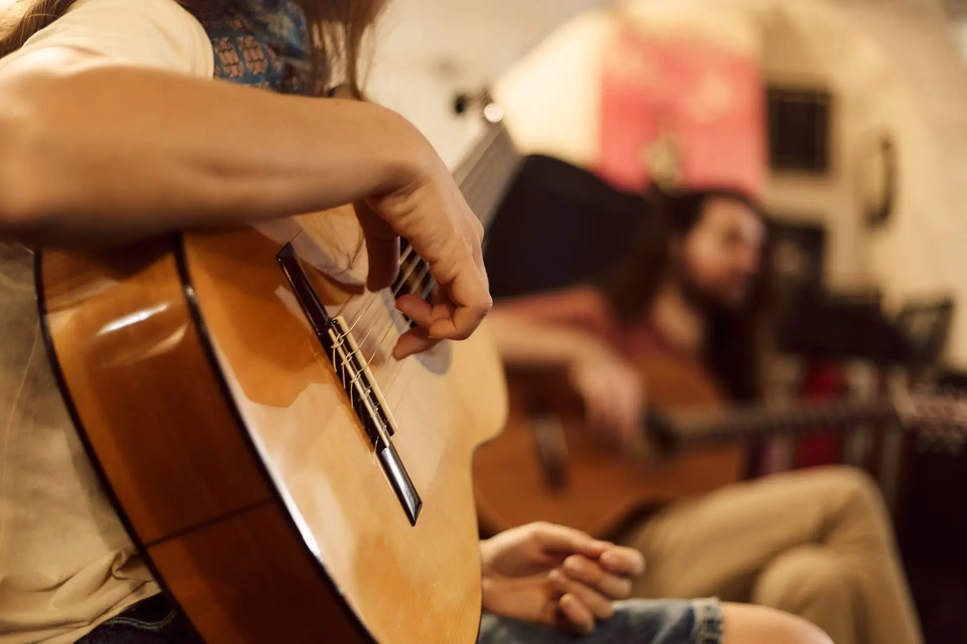 Clase de guitarra en la Escuela Carmen de las Cuevas