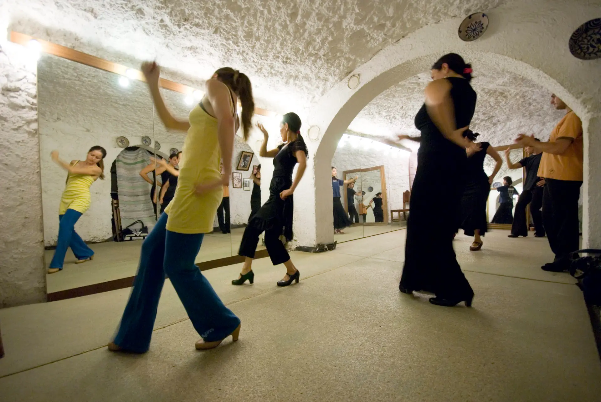 Clase de baile flamenco en una cueva